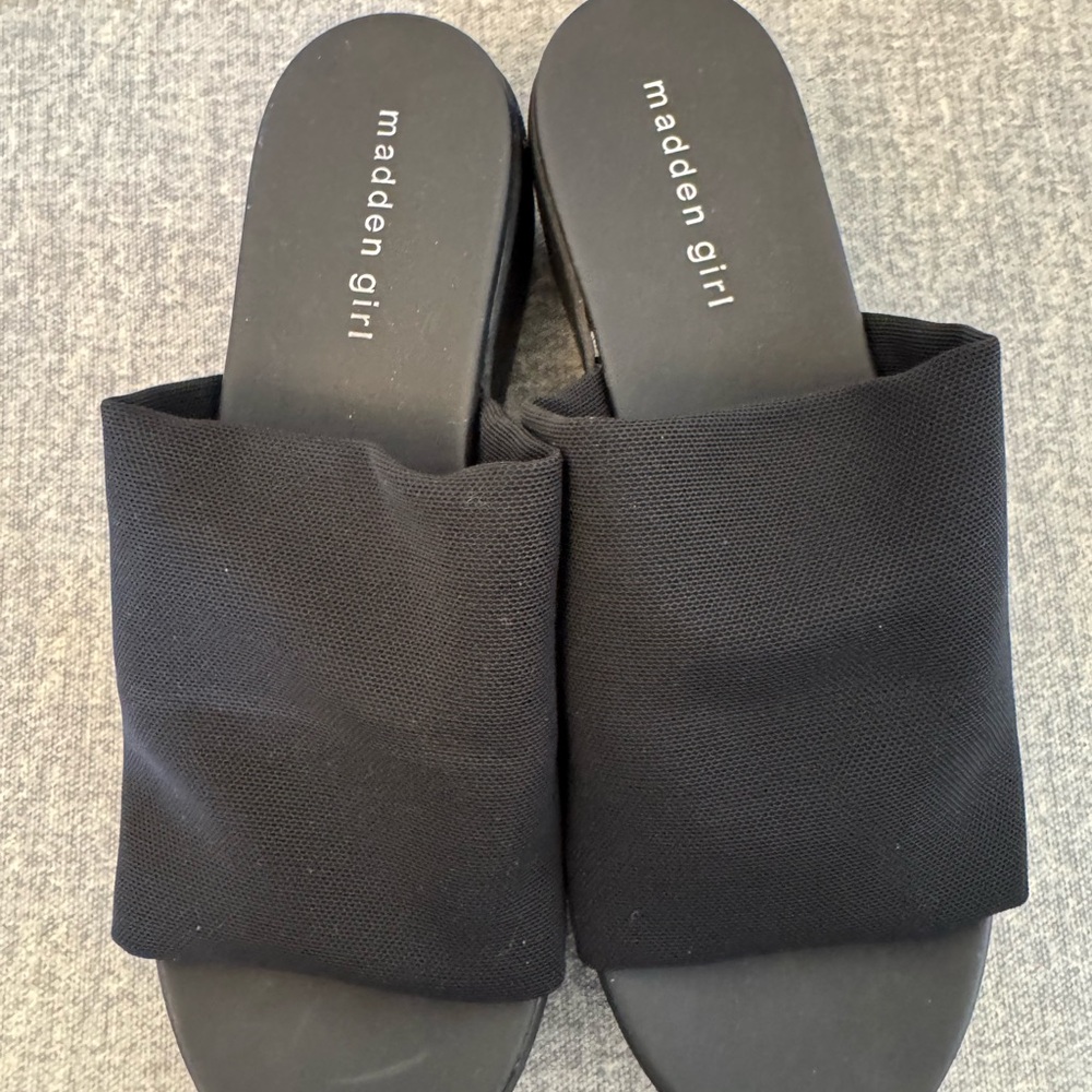 BNWOT | Cute Madden Girl Shelbie Black Platform Slide Sandals - Picture 2 of 4